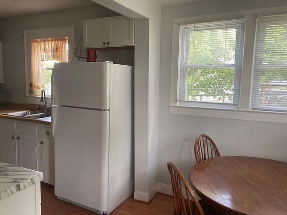 Kitchen eat-in area
