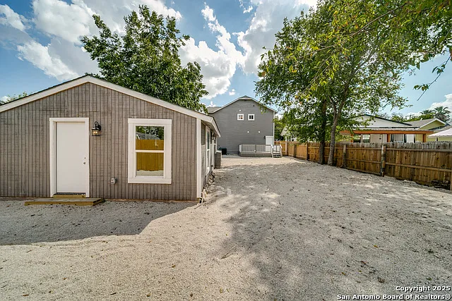 811 W Kings Hwy — Photo 38