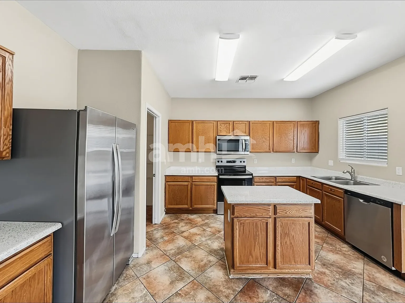 4 bed, 2.5 bath, 2220 sqft, $2,085 — Photo 3