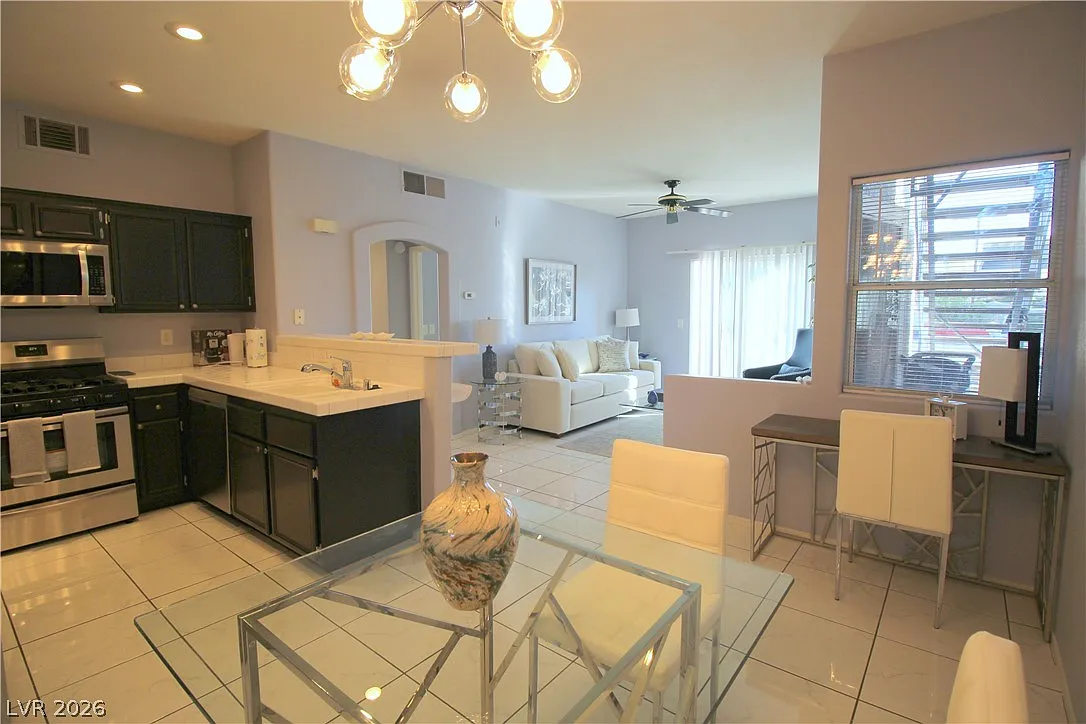 1 bed, 1.0 bath, 777 sqft, $1,350 — Photo 1