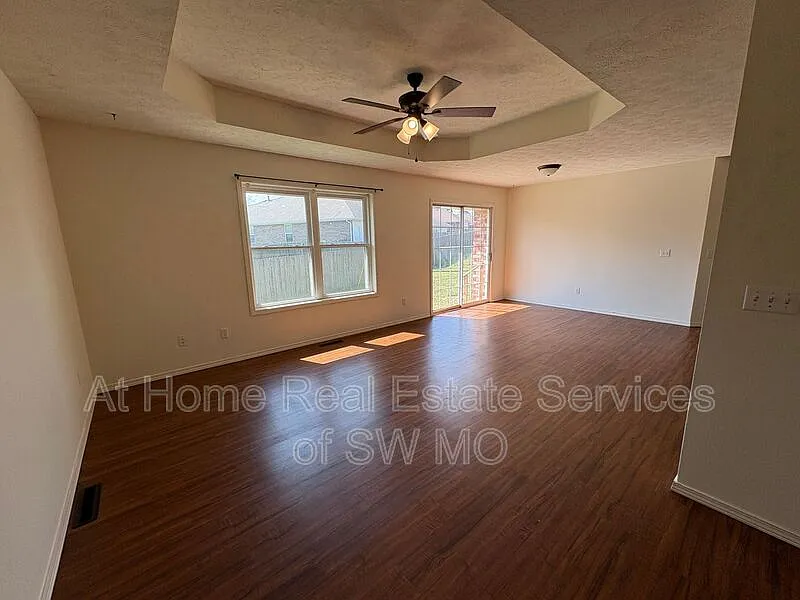 3 bed, 2.0 bath, 1300 sqft, $1,300 — Photo 2