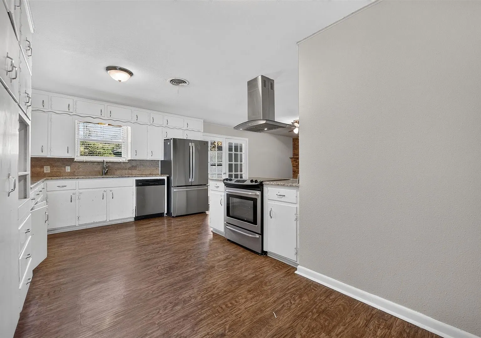 Updated 3 Bedroom With Character. — Photo 1