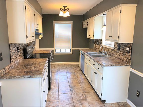 3rd image of 561 Fairmont Pl