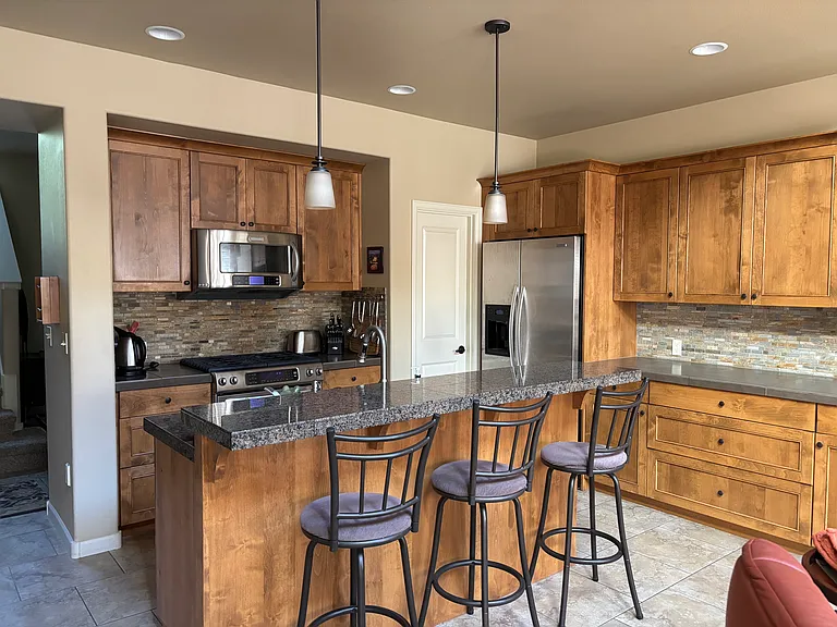2523 NW Crossing Dr — Photo 2