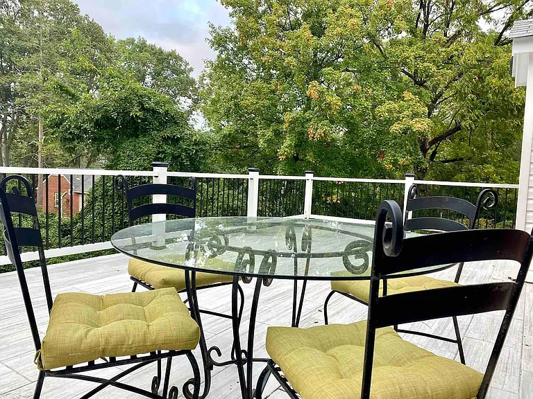 Large patio/balcony space (entry via kitchen)