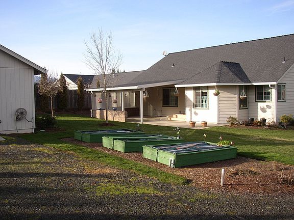 Covered patio/Garden Bed