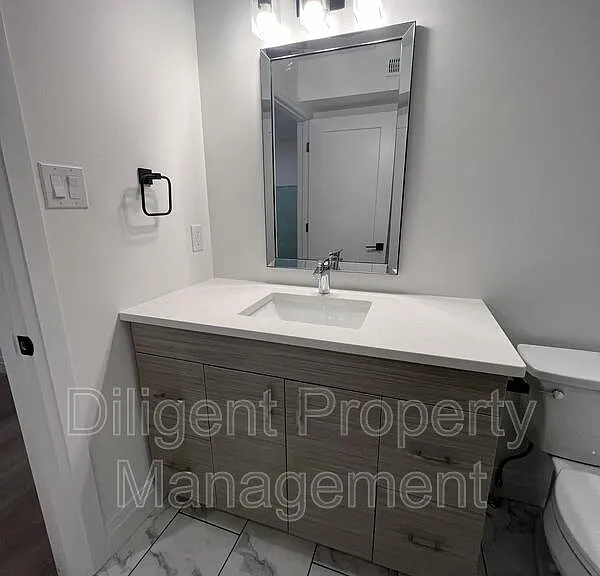438 Bellevue St #UPPER — Photo 40