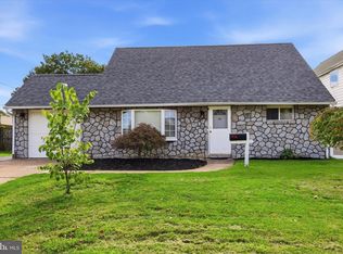 10 E Ln, Levittown, PA 19054