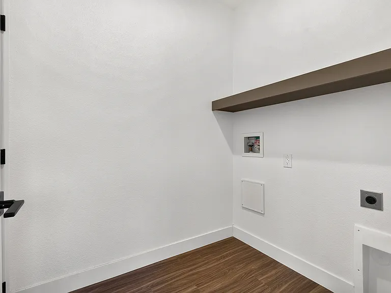470 E Jessop Ave — Photo 8