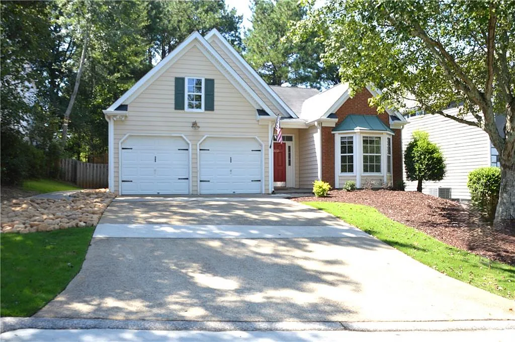 3 bed, 2.0 bath, 1553 sqft, $2,400 — Photo 1