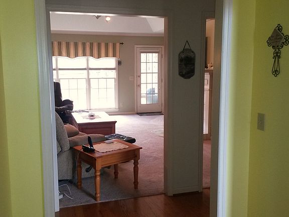 Entry w/ great room