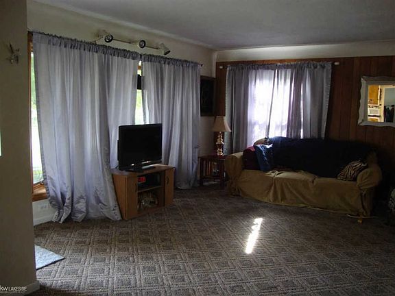 4th image of 27735 Roy St