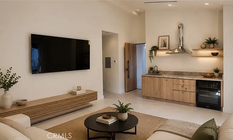 5061 Woodley Ave — Photo 2
