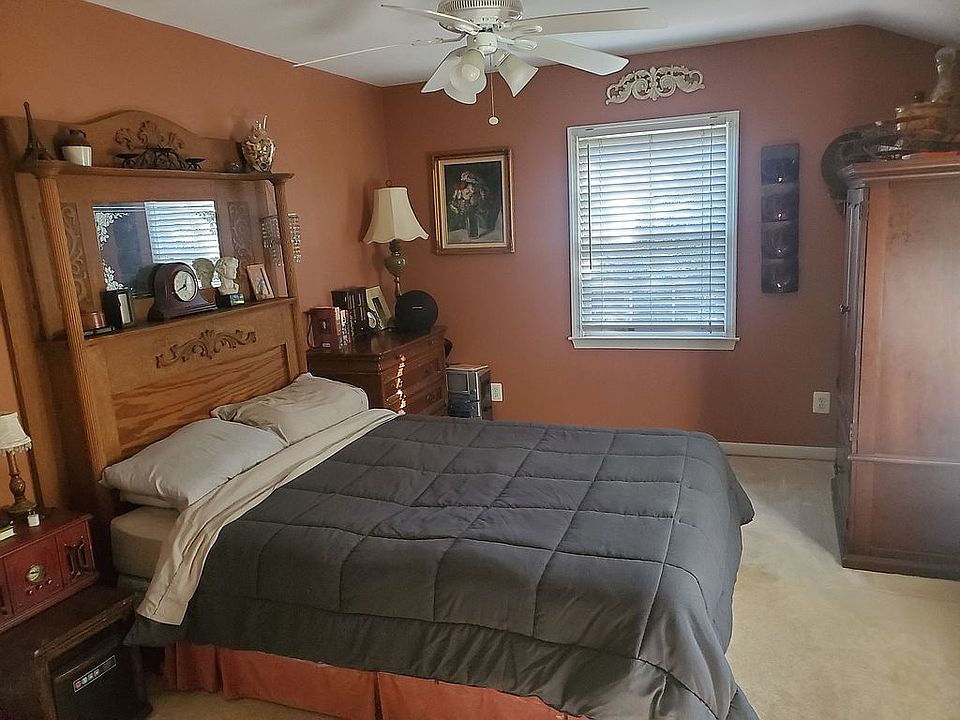 Master bed w/ full Bath