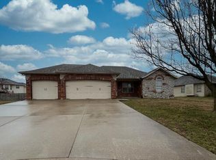 5704 S Vicksburg Battle Ct, Battlefield, MO 65619
