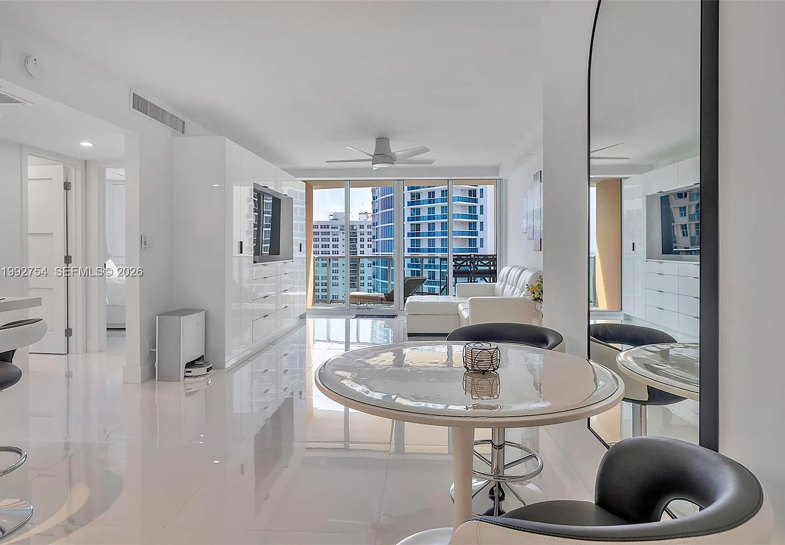 Wave Condo — Photo 2