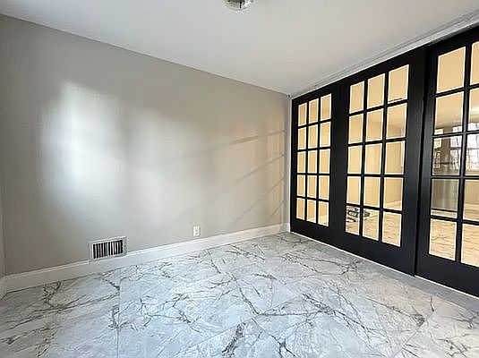 4th image of 385 Hart St #6