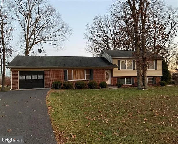 109 Caroline Ave photo 1