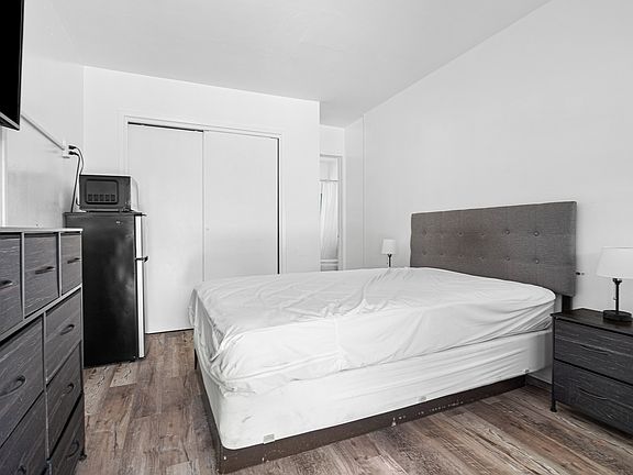 5th image of 910 N Victoria Park Rd #208