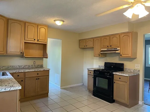 3 bed, 1.5 bath, 1375 sqft, $1,690 — Photo 4