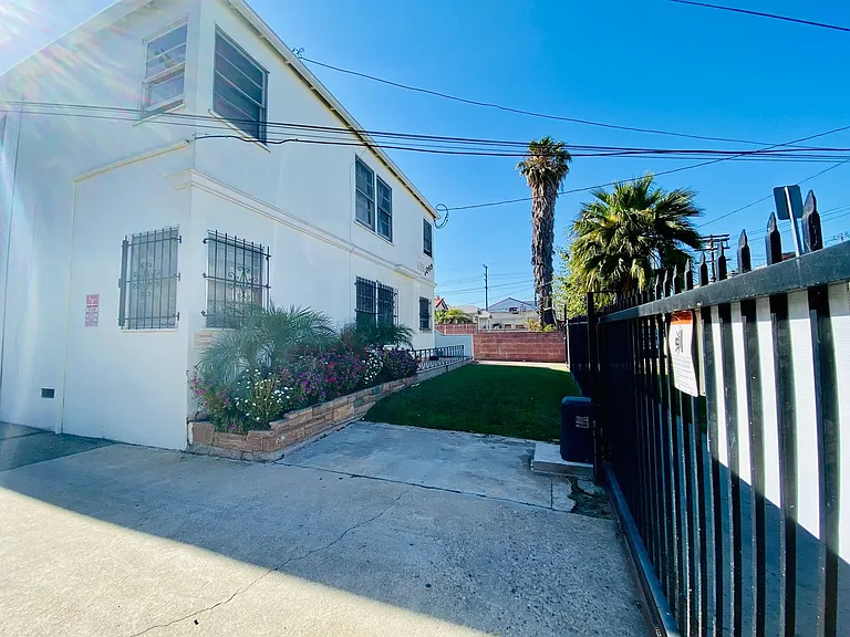 1249 N Edgemont St — Photo 16
