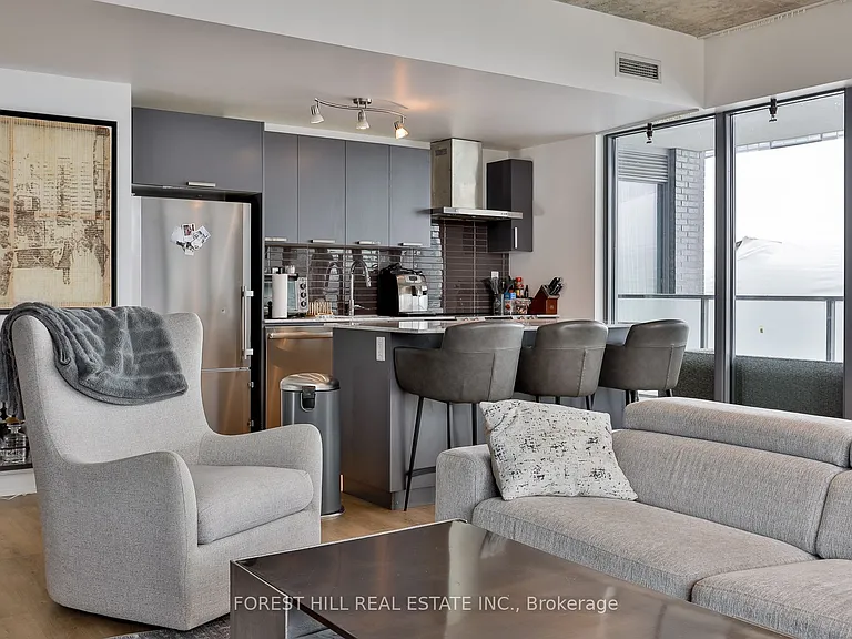 95 Bathurst St #522 — Photo 16