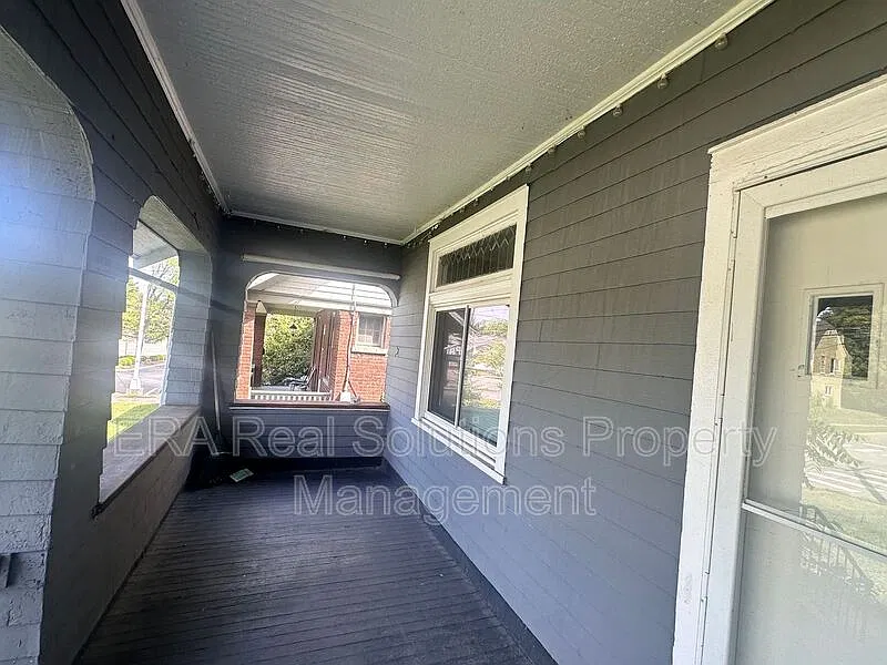 3 bed, 1.0 bath, $1,600 — Photo 3