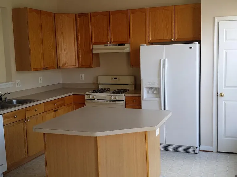 2413 Huntwood Ct — Photo 2