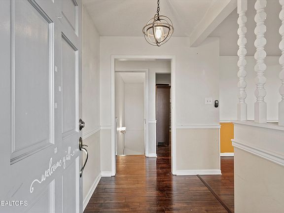 3rd image of 729 Clydesdale Ave