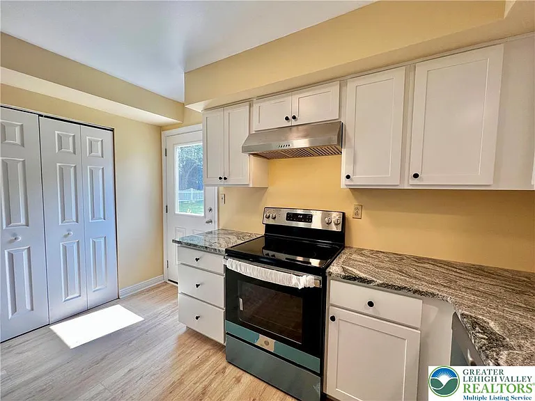 2404 Northwood Ave — Photo 3