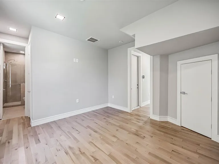 1111 W 21st St — Photo 28