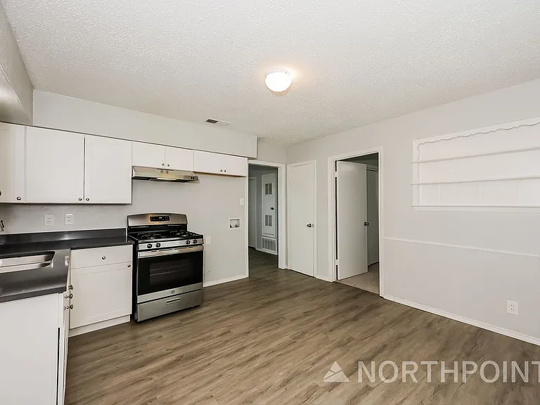 1238 Narcissus Ln — Photo 6