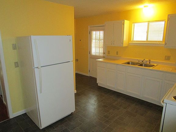 4th image of 3343 Pinewood Ave