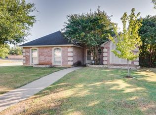 858 Valley Green Ct, Burleson, TX 76028