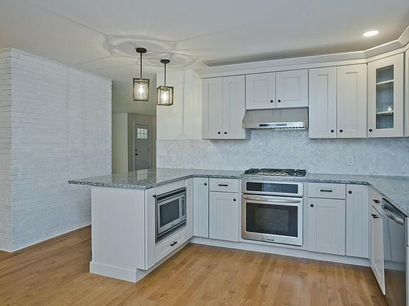 5th image of 68 Westwood Dr