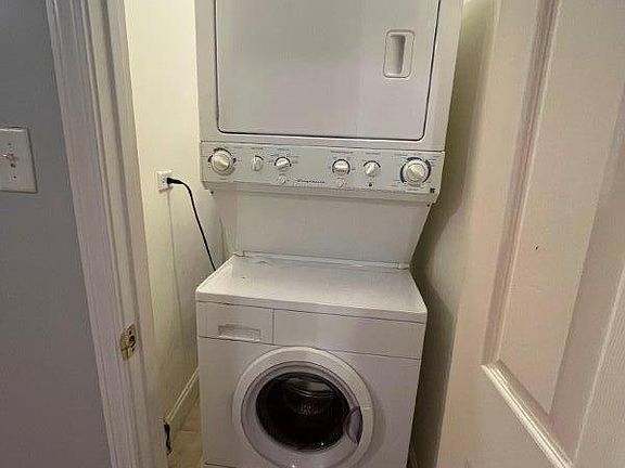 2nd image of 927 N Mozart St #2A