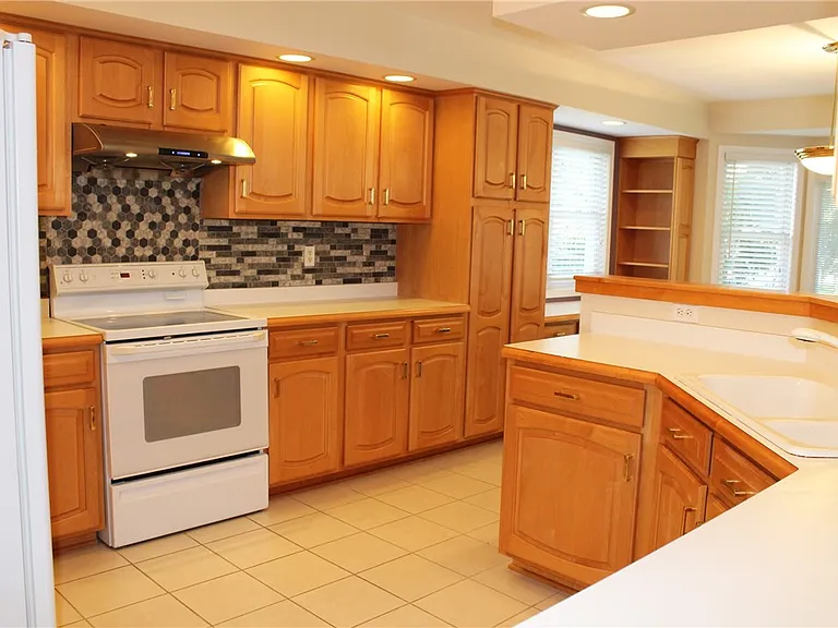 121 Brittany Cir — Photo 5