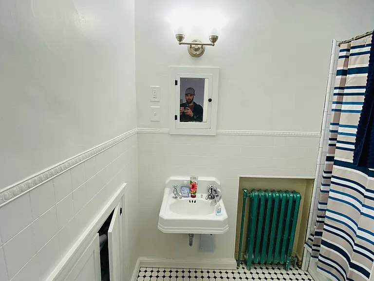 2445 Custer Ave — Photo 8
