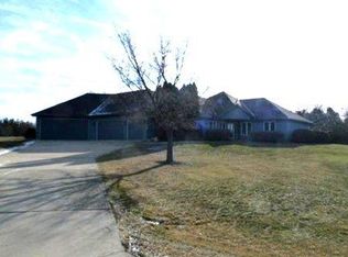 8 Red Hawk Ct, Oswego, IL 60543