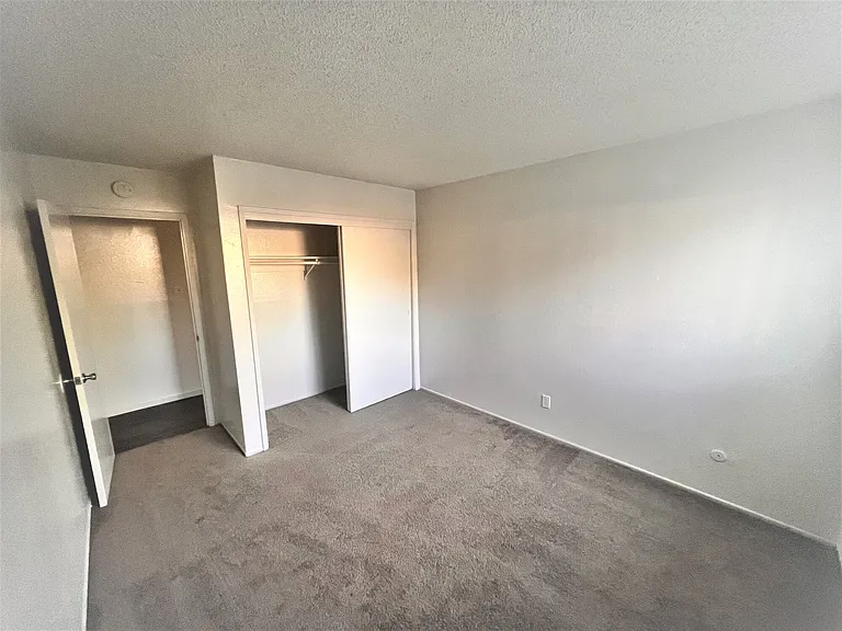 Gold Crossing Apartments — Photo 16