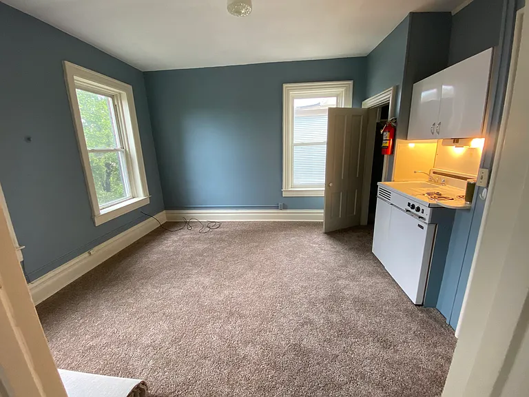 527 E College St #3 — Photo 4
