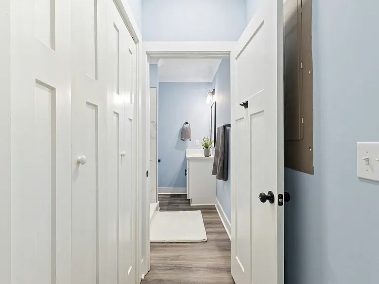 305 E Henry St — Photo 17