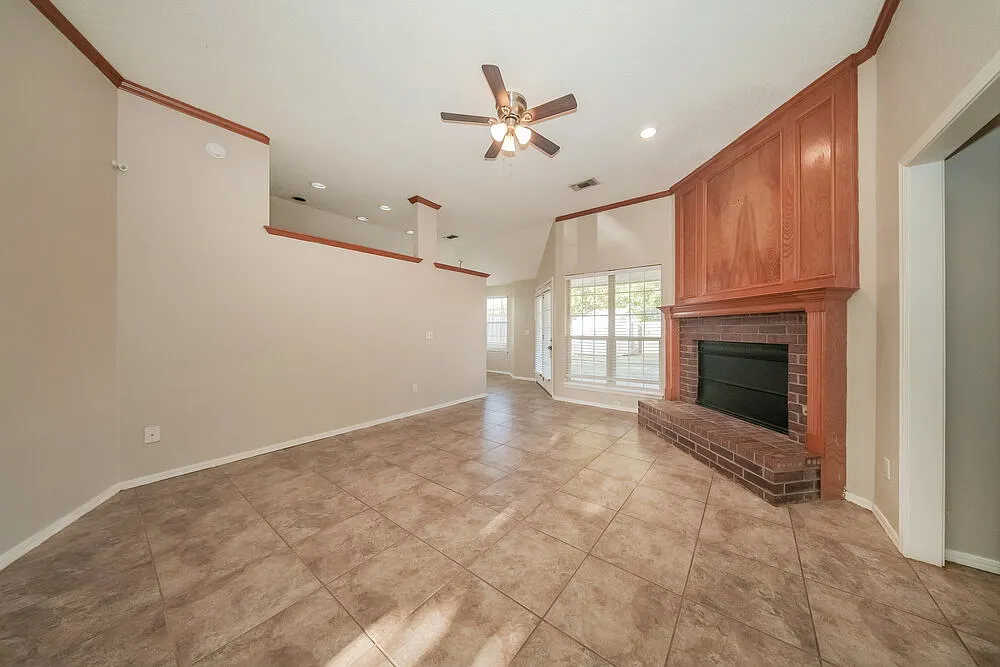 3 bed, 2.0 bath, 1269 sqft, $1,630 — Photo 3