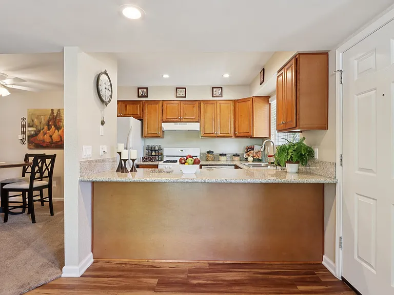 2 Bedroom 2 Bathroom Model (1,093 sqft.)

Entryway & Kitchen Area