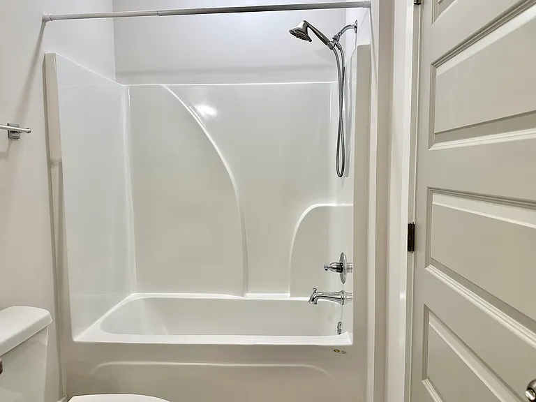 Tub/shower in primary bath