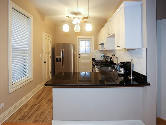5th image of 1134 W Oakdale Ave #2REAR