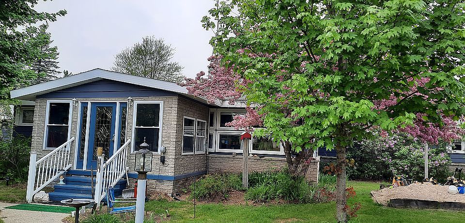 2nd image of 600 W 6th St