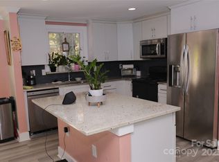 5824 Crossing King Dr, Charlotte, NC 28212