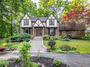 55535 Woody Ln, South Lyon, MI 48178