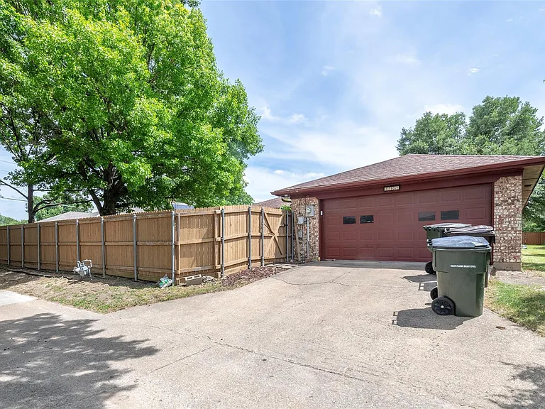 2705 Lawndale Dr — Photo 15